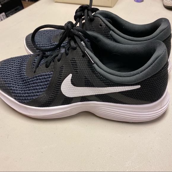 Nike Girl’s Runners, size 7 youth - Picture 2 of 6